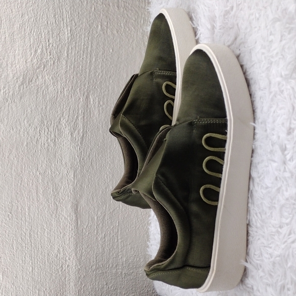 Madden Girl Laney Green Satin Fabric No Lace Low Top Slip On Platform Sn… - Picture 4 of 14